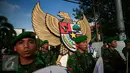 Sejumlah parajurit TNI mengikuti pawai dengan membawa lambang Garuda Pancasila di Jl Malioboro, Yogyakarta, (01/6/2016).Pawai di selenggarakan untuk memperingati hari lahir Pancasila.(Boy Harjanto)