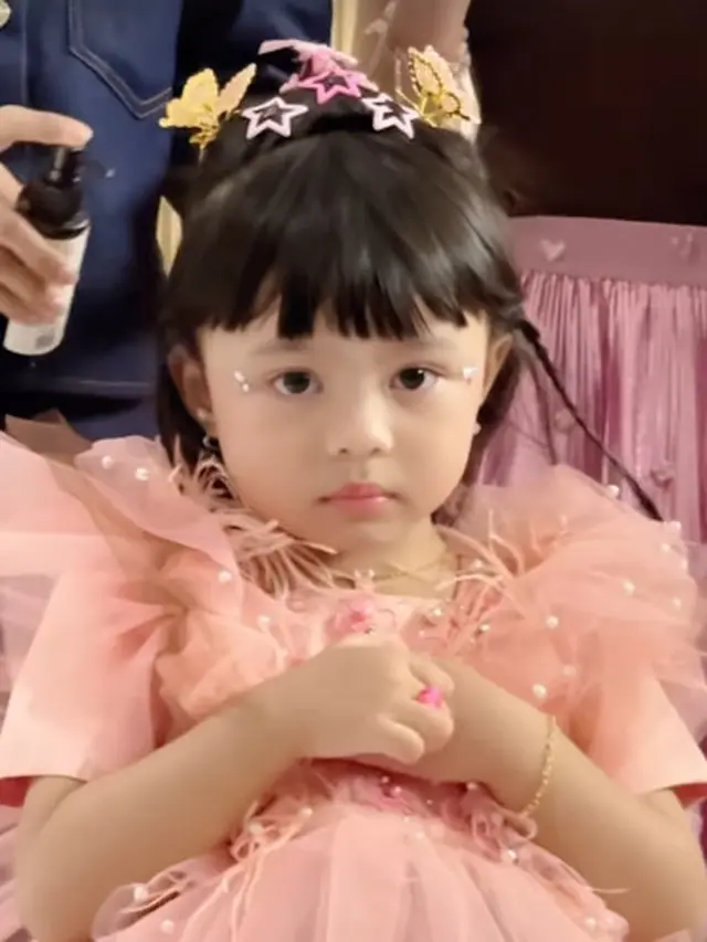 Momen Ameena Nyanyi di Atas Panggung (Foto: Instagram @aurelie.hermansyah/@attahalilintar/@ameenaatta)