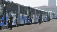 Bus transjakarta bermerek Scania diluncurkan tepat di HUT ke-488 DKI Jakarta, di Silang Monas, Jakarta, Senin (22/6/2015). Ada sebanyak 20 unit bus transjakarta bermerek Scania yang diluncurkan pertengahan Juni ini. (Liputan6.com/Herman Zakharia)