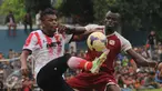 Pemain Asing Persija, Patrick Da Silva (kiri) berebut bola dengan pemain Barito Putera pada laga uji coba di Stadion Bea Cukai, Jakarta, Selasa (5/4/2016). Patrick Da Silva berhasil mencetak satu gol untuk Persija. (Liputan6.com/Helmi Fithriansyah)