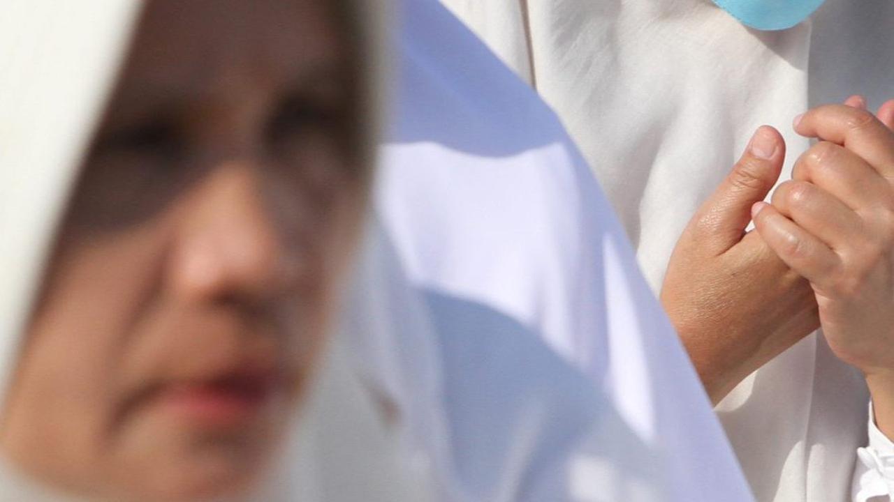 Momen pergantian tahun Hijriah ini juga memberikan harapan baru bagi banyak orang untuk memanfaatkan kesempatan ini dengan banyak berdoa kepada Allah SWT, seperti yang dijalani Nabi Muhammad SAW di awal tahun baru.