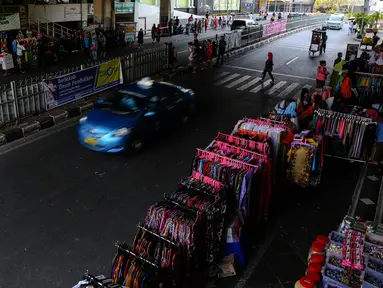 Sejumlah pedagang mulai berjualan di kawasan Tanah Abang Blok C, Jakarta, Selasa, (22/7/2015). Aktivitas ekonomi di blok tersebut perlahan-lahan mulai kembali pulih setelah liburan lebaran. (Liputan6.com/Faizal Fanani)