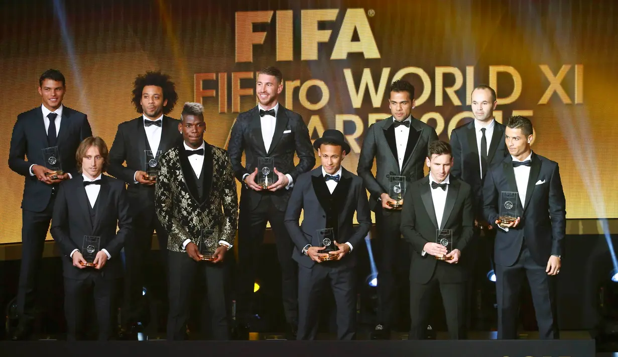 Paul Pogba (kedua kiri bawah) foto bersama Pemenang FIFA Ballon d'Or 2015, Lionel Messi (kedua kanan bawah) di Zurich, Swiss, (11/1/2016). (REUTERS/Ruben Sprich)