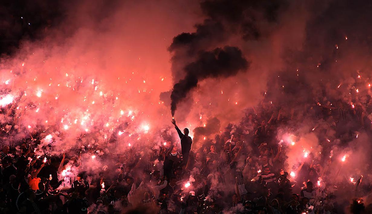 Para suporter Corinthians menyalakan suar saat laga Copa Libertadores melawan Nacional di Stadion Arena Corinthians, Brasil, Rabu (4/5/2016). (AFP/Nelson Almeida)