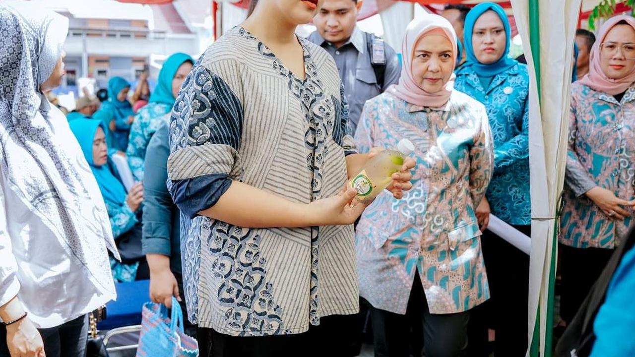 Usai mengunjungi saung, Kahiyang Ayu selanjutnya melihat sejumlah stand makanan dan minuman serta hasil kerajinan dari TP PKK Kelurahan Tanjung Mulia Hilir yang disajikan.