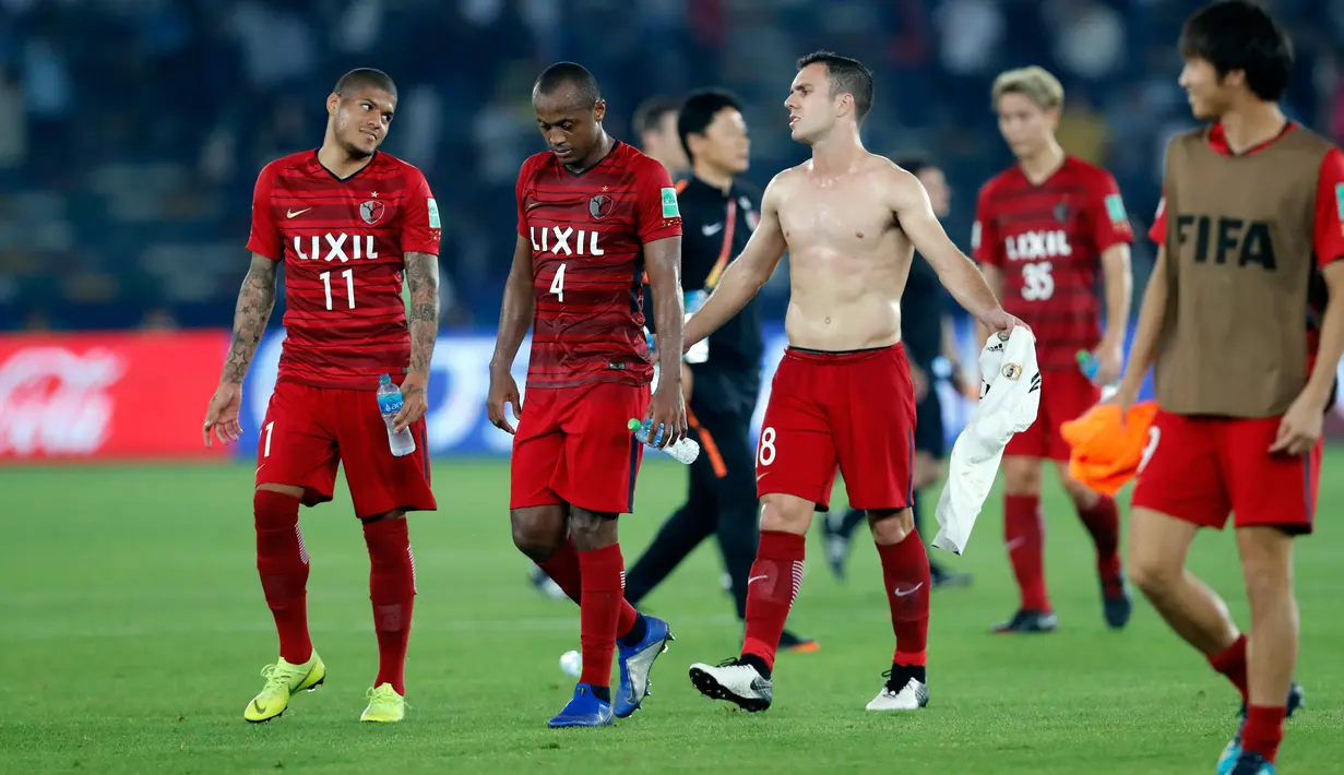 Pemain Kashima Antlers tertunduk lesu usai pertandingan melawan Real Madrid pada semifinal Piala Dunia Antarklub 2018 di stadion Zayed Sports City, Uni Emirat Arab (19/12). Madrid melaju ke final melawan Al Ain. (AP Photo/Hassan Ammar)