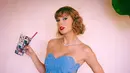 Kekasih Travis Kelce itu mengenakan gaun berwarna biru muda dari Oscar de la Renta. Warna biru dipilih Taylor Swift terinspirasi dari album terbarunya 1989 [Taylor’s Version] yang akan dirilis 27 Oktober 2023 mendatang.  [Instagram/@taylorswift]