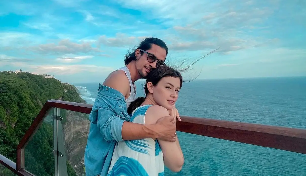 <p>Nikmati liburan di Bali, Kimberly dan Edward menunjukkan kemesraan mereka dengan couple outfit nuansa biru. Kimberly dengan sleeveless dress-nya, sedangkan Edward dengan jaket denim-nya. [@kimbrlyryder].</p>