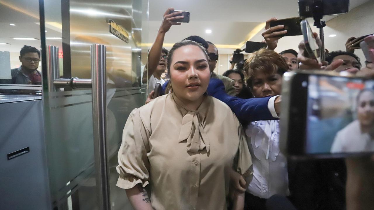FOTO: Lisa Mariana Sambangi Mabes Polri, Jalani Tes DNA