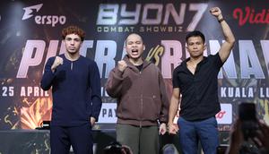Presiden Byon, Yoshua Marcellos Muliardo bersama petarung Putra Abdullah dan Ronal Siahaan saat Face off sekaligus jumpa pers Byon Combat Showbiz Vol.7 di SCTV Tower, Jakarta, Kamis (12/3/2026). (Bola.com/M Iqbal Ichsan)