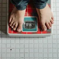 Ilustrasi seseorang sedang menimbah berat badan (pexels.com/Ketut Subiyanto)