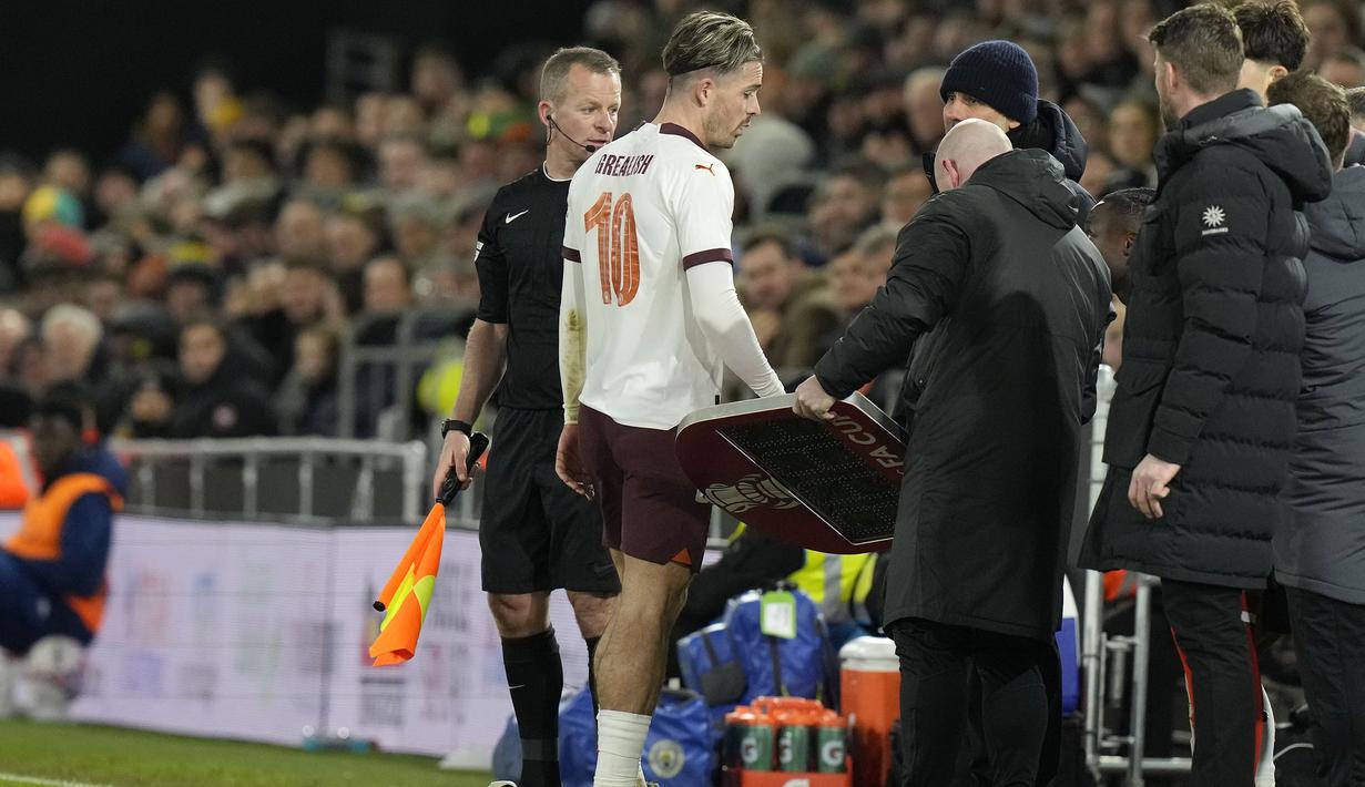 Gelandang Manchester City, Jack Grealish ditarik keluar untuk digantikan dengan rekannya, Jeremy Doku usai mengalami cedera saat menghadapi Luton Town pada laga putaran kelima Piala FA 2023/2024 di Kenilworth Road Stadium, Luton, Selasa (27/2/2024). (AP Photo/Alastair Grant)