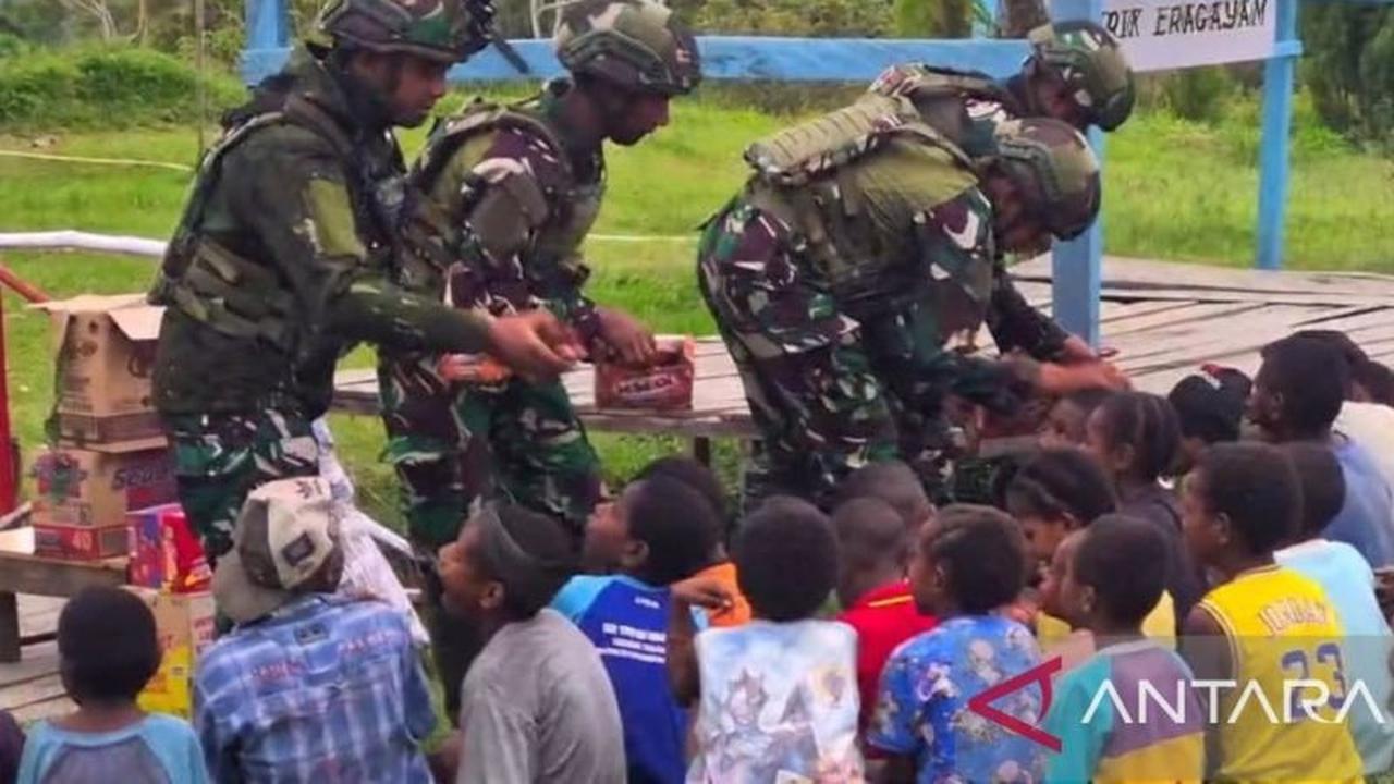 Tahukah Anda Mengapa Senyum Anak Papua Begitu Berharga? Satgas Yonif 521/DY Bagikan Makanan Siap Saji di Mamberamo Tengah