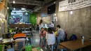 Wisatawan saat mengunjungi kafe Mao Shan Wang di distrik Chinatown, Singapura (23/1). Restoran yang menyediakan beragam aneka rasa durian ini telah menarik banyak pengunjung untuk datang mencicipi buah durian di kafe tersebut. (AFP Photo/Nicholas Yeo)