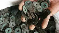 Ribuan uang koin kuno yang ditemukannya di Desa Pujonkidul, Malang, Jawa Timur. Koin kuno bertuliskan huruf China diduga peninggalan Kerajaan Singosari pada abad ke 12 Masehi. (ANTARA)