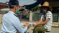 Jumat Berkah, Imigrasi Mamuju Bagi-Bagi Masker dan Makanan ke Warga