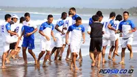 Para pemain Persib Bandung berlatih ringan di kawasan Pantai Pangandaran Jawa Barat (persib.co.id/Arif Rahman)