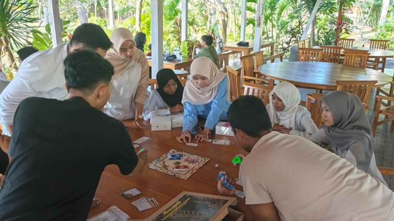 Unhas Edukasi Siswa Selayar tentang Adaptasi Perubahan Iklim Lewat Permainan Monopoli