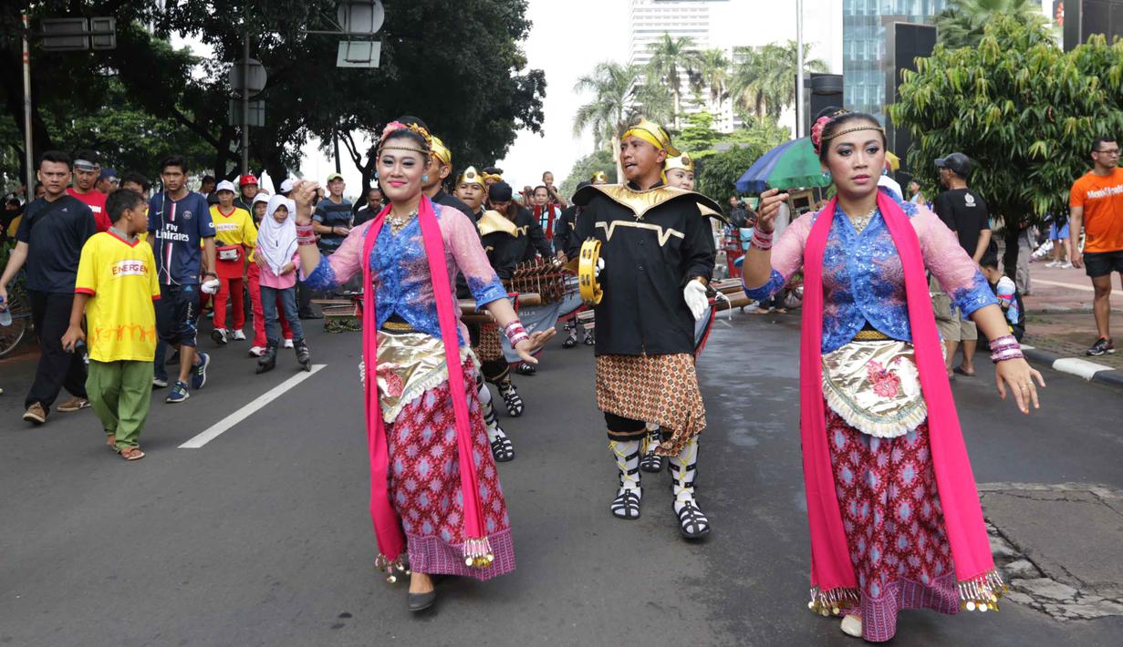Tarian dan Musik Tradisional Pandawa Papeling ikut mememriahkan acara Indonesia Bisa Emas, Road to Rio 2016 di Senayan, Jakarta, Minggu (20/3/2016). (Bola.com/Nicklas Hanoatubun)