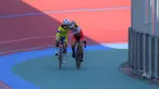 Pembalap sepeda Indonesia, Ayustina Delia Priatna (kanan) dipeluk Jutatip Maneephan dari Thailand usai menyelesaikan lomba nomor trek scratch putri di Hua Mark Velodrome, Bang Kapi, Bangkok, Kamis (18/12/2025). Pembalap sepeda Indonesia Ayustina Delia Priatna menutup kiprahnya di SEA Games 2025 Thailand dengan meraih medali perunggu dari nomor trek scratch putri. (Bola.com/Bagaskara Lazuardi)