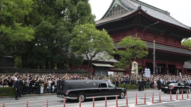 Kendaraan yang membawa jenazah mantan Perdana Menteri Jepang Shinzo Abe meninggalkan Kuil Zojoji setelah pemakamannya di Tokyo pada Selasa, 12 Juli 2022. (Foto AP/Hiro Komae)