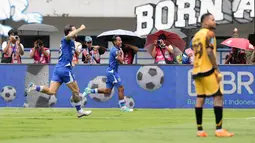 Pemain Persib Bandung, Beckham Putra melakukan selebrasi setelah mencetak gol ke gawang Persija Jakarta dalam laga lanjutan BRI Super League 2025/2026 melawan Persija Jakarta di Stadion Gelora Bandung Lautan Api, Bandung, Minggu (11/01/2026). (Bola.com/Abdul Aziz)