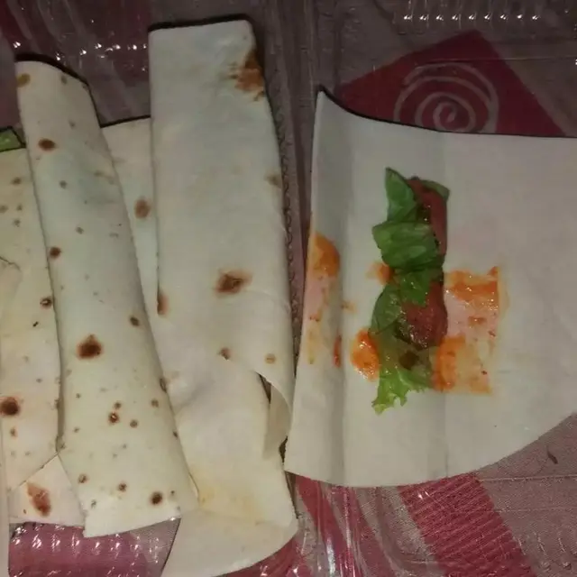 6 Momen Apes Makan Kebab Ini Bikin Elus Dada, Isiannya Sedikit Banget