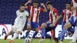 Penyerang Argentina, Lionel Messi, berusaha melewati pemain Paraguay pada laga kualifikasi Piala Dunia 2022 zona CONMEBOl di Stadion La Bombanera, Jumat (13/11/2020) pagi WIB. Argentina imbang 1-1 oleh Paraguay. (Juan Roncoroni, Pool via AP)