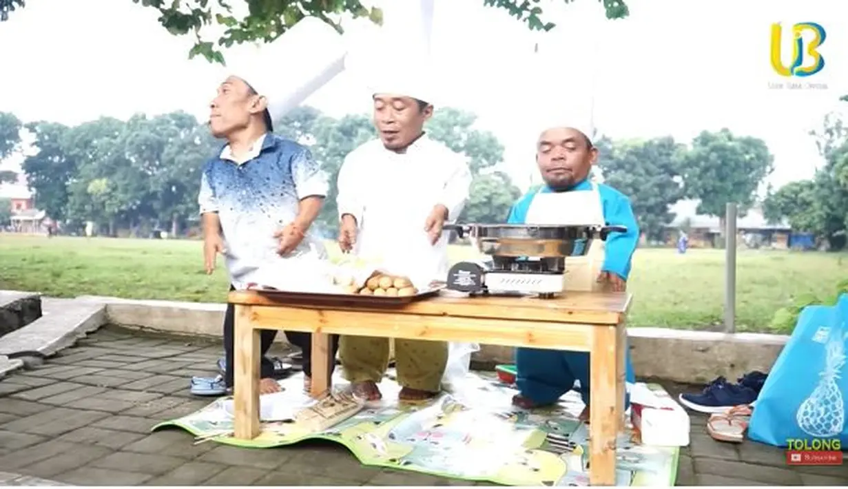 Setelah itu, Ucok Baba juga pernah menjajal berjualan sosis bakar di pinggir jalan. Tidak sendiri, pelawak sekaligus aktor yang pernah bermain dalam sinetron 'Saras 008' itu berjualan bersama kedua sahabatnya, yakni Ahong dan Tami. Segala persiapan untuk berjualan pun dilakukan bersama. (Liputan6.com/YouTube/@UcokBabaofficial)