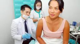 Jenny Cortez bersama dengan Dr. David Dermaster Clinic, melakukan pemasangan benang pada lengan. (Liputan6.com/Miftahul Hayat)