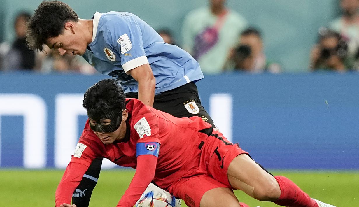 Cedera di bagian kepala yang didapat Son Heung-min terjadi saat membela klubnya Tottenham Hotspur menghadapi Olympique Marseille di matchday pamungkas Grup D Liga Champions 2022/2023 (1/11/2022). Saat itu ia bertabrakan dengan bahu pemain lawan, Chancel Mbemba yang mengakibatkan cedera retak di bagian rongga mata. Ia pun ditarik keluar pada menit ke-29 dalam laga tersebut. (AP/Martin Meissner)