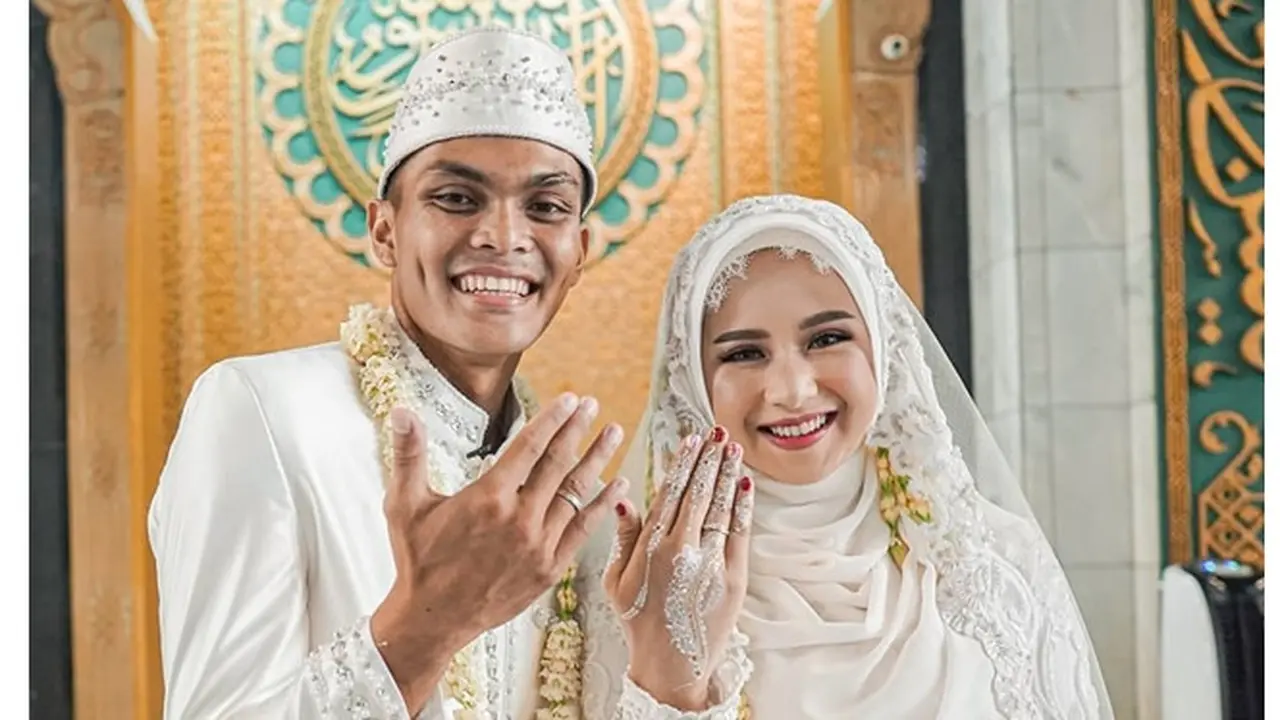 5 Momen Pernikahan Bek Persebaya Rachmat Irianto dan Siti Qonita, Khidmat