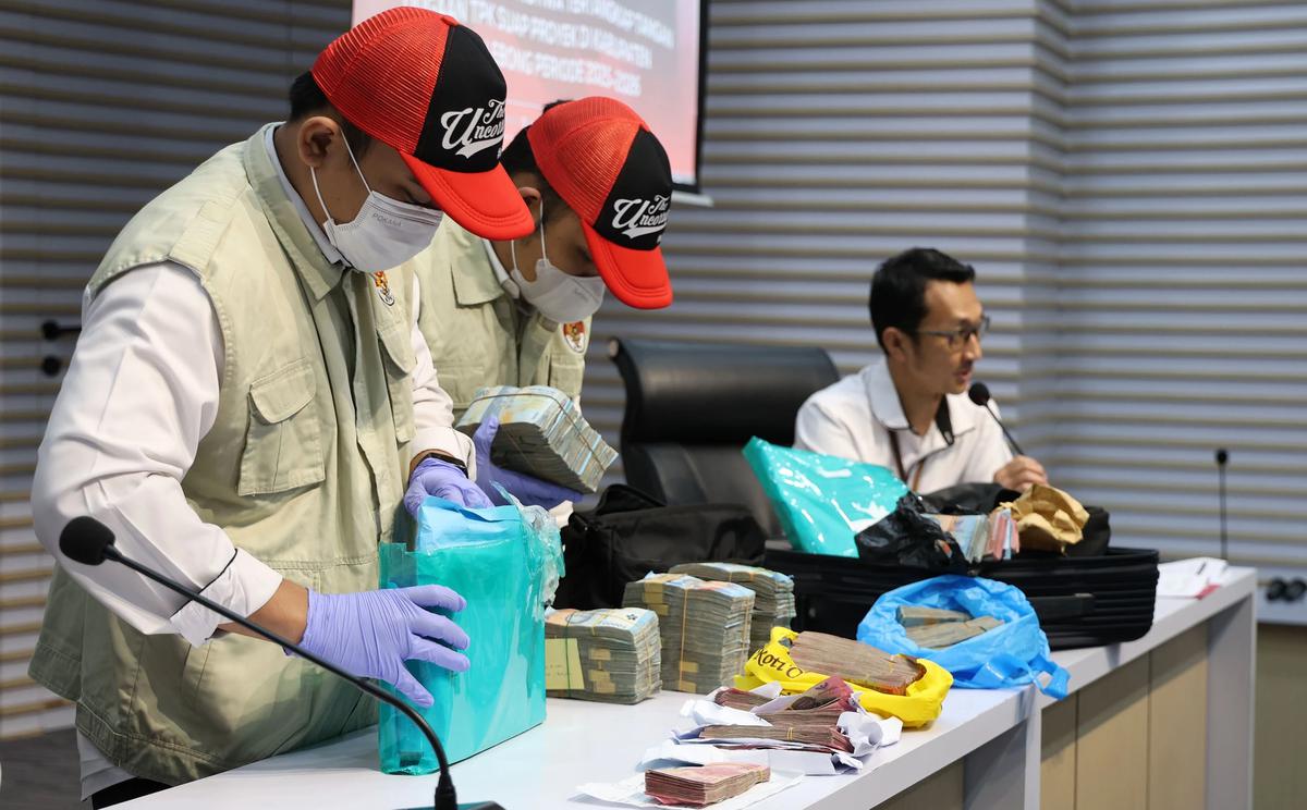 FOTO: KPK Tunjukkan Barang Bukti Uang Tunai Hasil OTT di Bengkulu