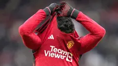 Pemain Manchester United, Casemiro, melepas jersey setelah laga melawan Fulham pada pekan ke-26 Premier League 2023/2024 di Stadion Old Trafford, Sabtu (24/2/2024). MU takluk 1-2. (AP Photo/Dave Thompson)