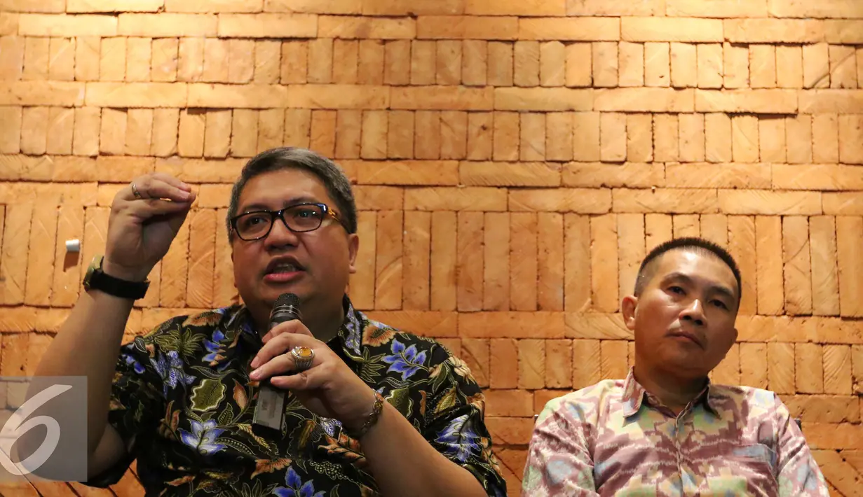Ketua Aprindo Roy Mandey menjelaskan kepada awak media di Jakarta, Senin (3/10). Aprindo meminta ketegasan pemerintah khususnya KLHK untuk segera menerbitkan Permen mengenai plastik berbayar. (Liputan6.com/Angga Yuniar)