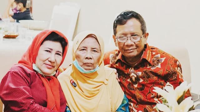 6 Potret Kebersamaan Mahfud MD dan Sang Ibunda, Selalu Memuliakan Ibu