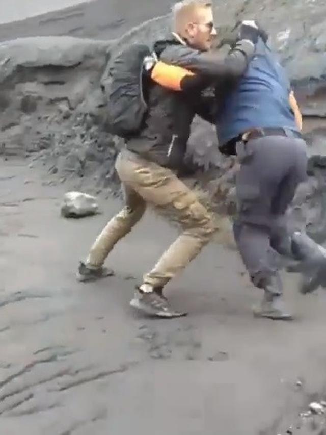 turis paksa dekati kawah Bromo