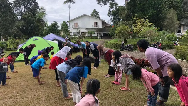 Relawan tergabung di Medco Foundation mendampingi anak-anak korban gempa Cianjur yang mengalami trauma. (Dok Medco)
