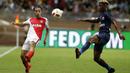Gelandang AS Monaco, Bernardo Silva, berebut bola dengan pemain Paris Saint Germain, Presnel Kimpembe pada laga lanjutan Liga 1 di Stadion Louis II, Prancis (28/08/2016). (EPA/Sebastien Nogier)