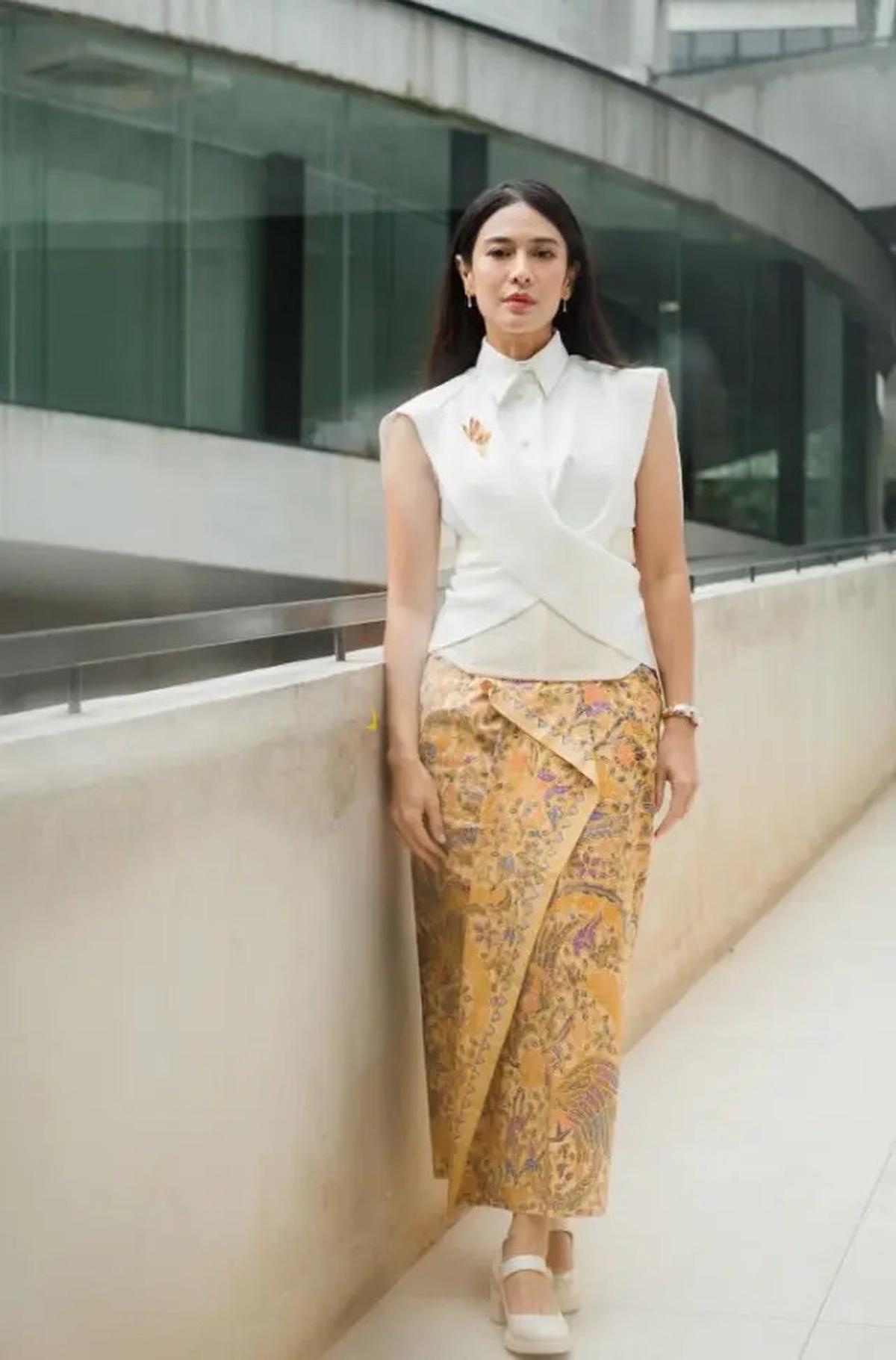 Intip Gaya Dian Sastro Pakai Bros, Jadi Fashion Statement yang Berkarakter