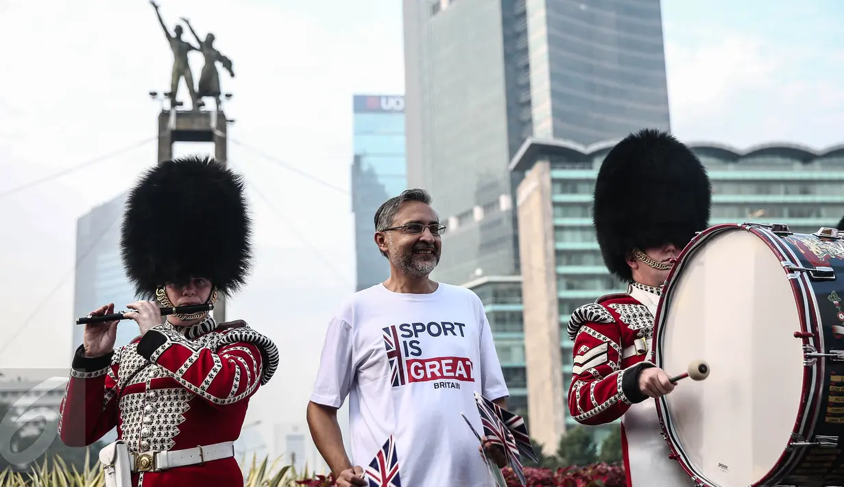 Dubes Inggris untuk Indonesia Moazzam Malik mengikuti longmarch bersama Scotts Guard alias penjaga Buckingham Palace  mengelilingi kawasan Bundaran HI, Jakarta, disela kegiatan Car Free Day (CFD), Minggu (5/6). (Liputan6.com/Faizal Fanani)