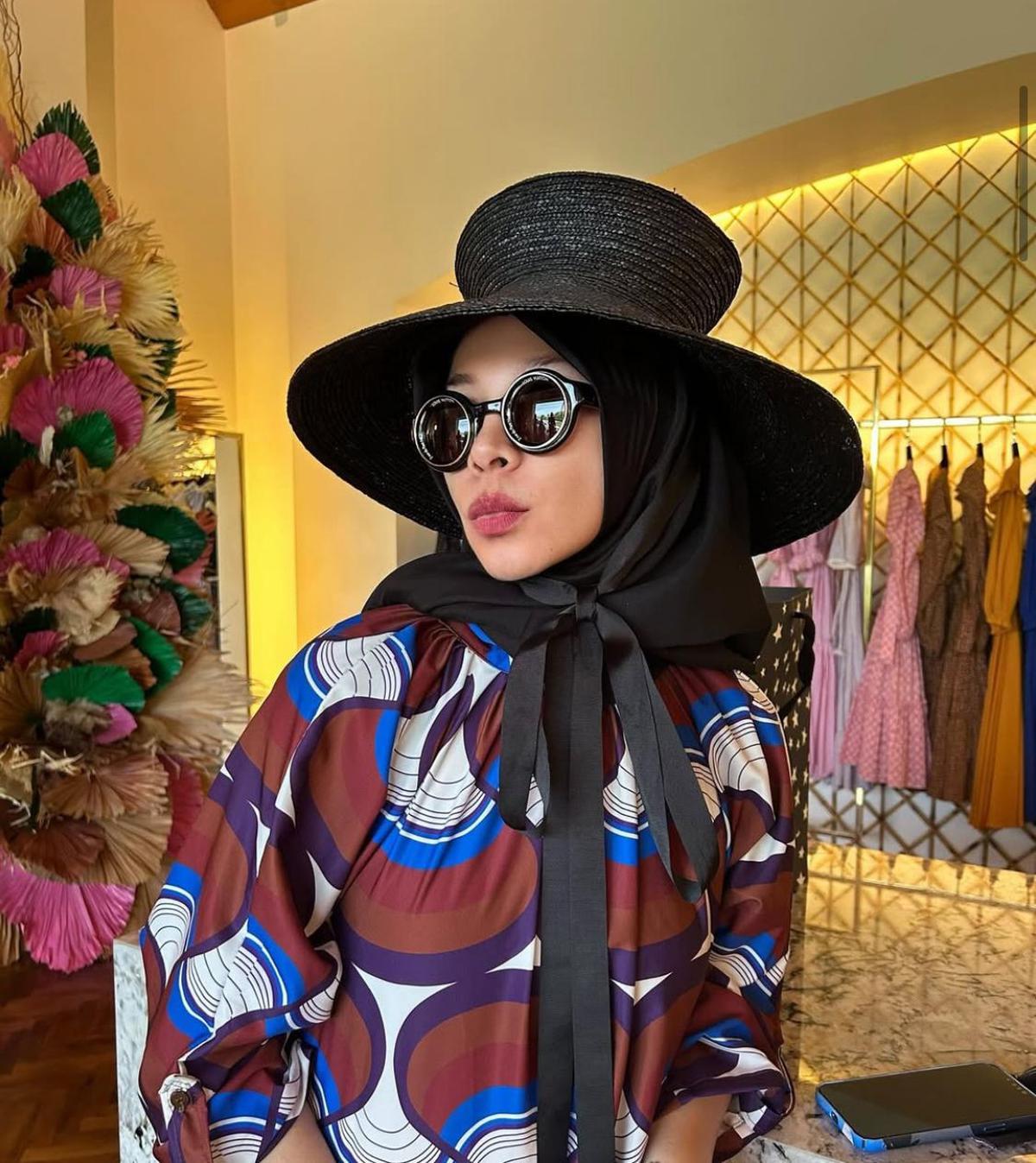 Pesona Melly Goeslaw di Usia 51 Tahun, Netizen Terpukau dengan Gaya Modisnya