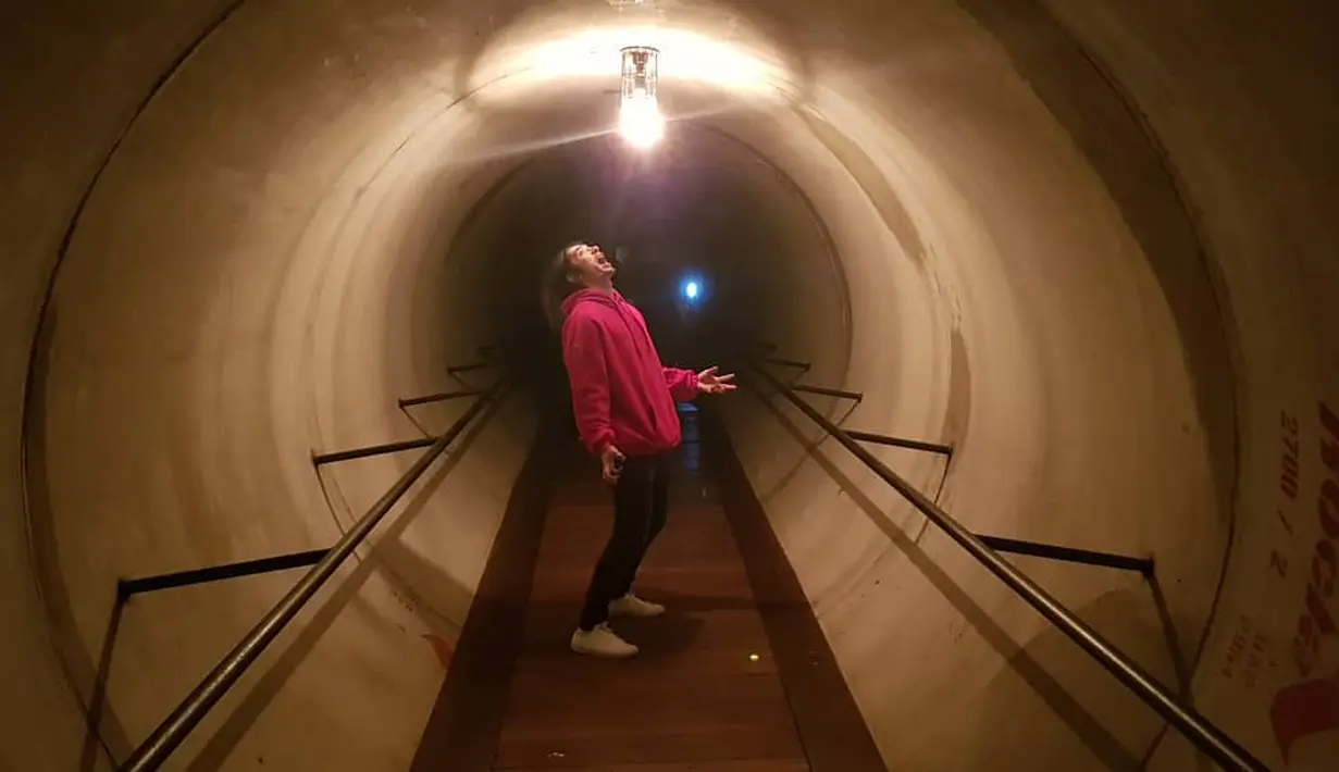 "Dulu gue sebetulnya tertarik di visual. Makanya gue dulu jadi yang megangin lampu, tapi gatau kenapa sekarang tiap gue ngeset lampu anak-anak itu merasa terhina kalau gue ngeset lampu," kisah Abimana. (instagram/abimana_aryasatya)