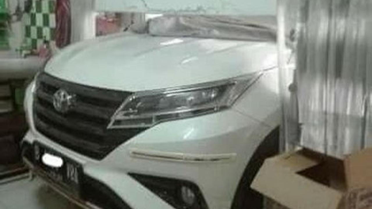 Mobil Kegedean, Tembok Jadi Korban