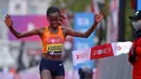Brigid Kosgei dari Kenya melewati garis finis pada ajang London Marathon ke-40 kategori elit putri di London, Inggris, Minggu (4/10/2020). Juara bertahan Brigid Kosgei meraih kemenangan dalam dua jam 18,58 menit. (Richard Heathcote/Pool via AP)