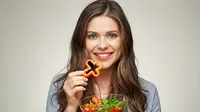 Ilustrasi mengonsumsi makanan sehat. (Shutterstock/A.D.S.Portrait)