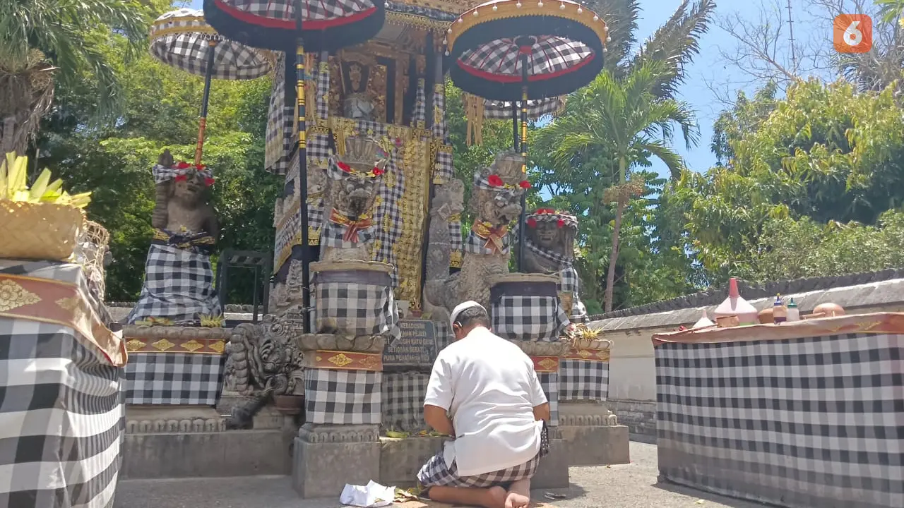 Keliling Nusa Penida, ASTAGUNA Ritual Sembahyang di Pura Khayangan Jagad