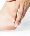Perawatan kaki pecah-pecah dengan produk dan rutinitas sederhana. (foto: schantalao/freepik)