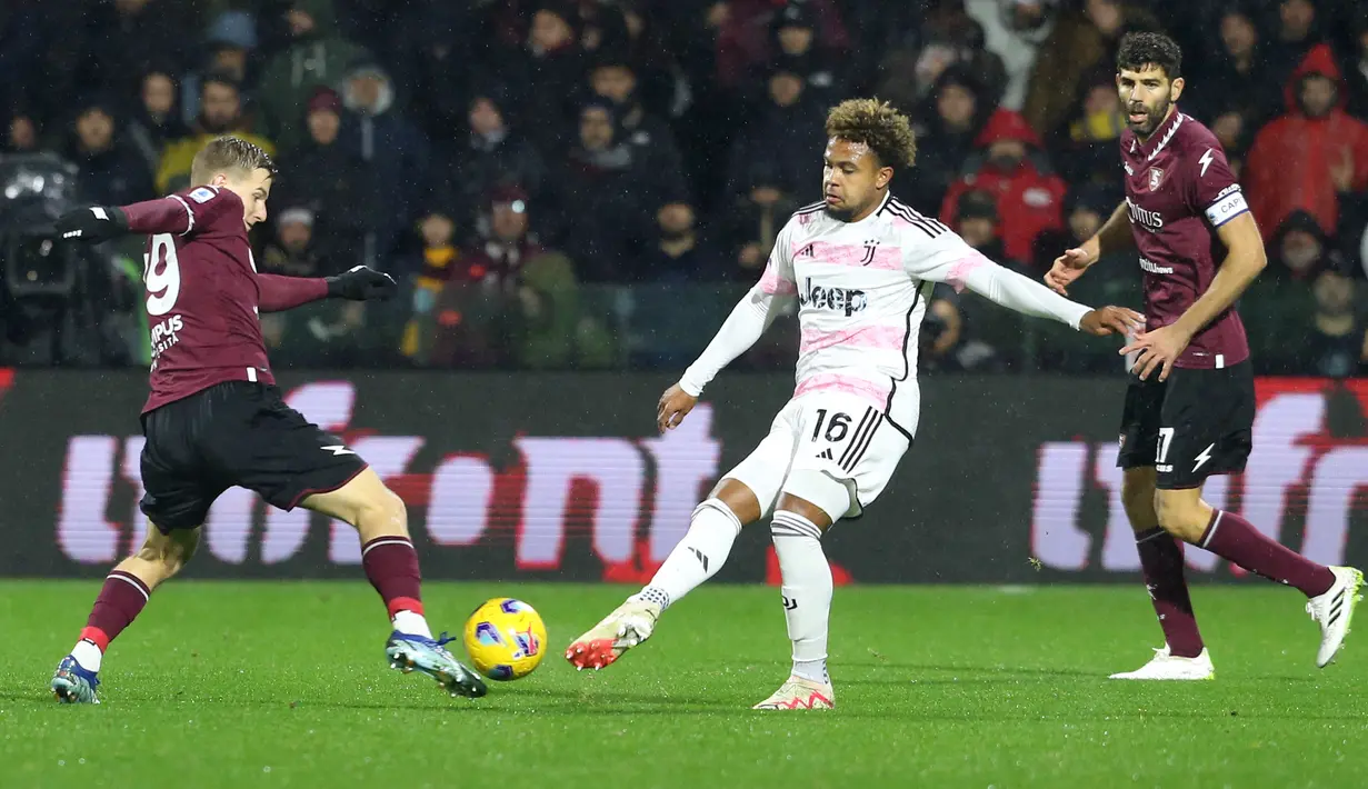 <p>Juventus susah payah menang di kandang tim gurem Salernitana dnegan skor tipis 2-1. (CARLO HERMANN / AFP)</p>