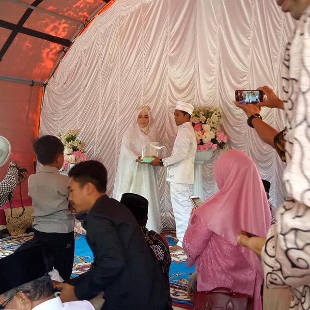 Pernikahan di tenda pengungsian di Lombok/copyright facebook.com/Tony Black